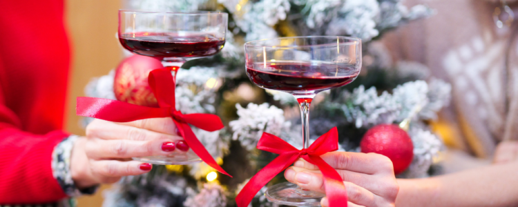 Sparkling Red Reserve in glasses cheersing infront of Christmas tree