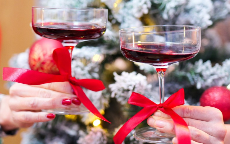 Sparkling Red Reserve in glasses cheersing infront of Christmas tree